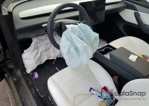 2026 Tesla Model Y z USA, uszkodzony, nr VIN 7SAYGDED5TA415001